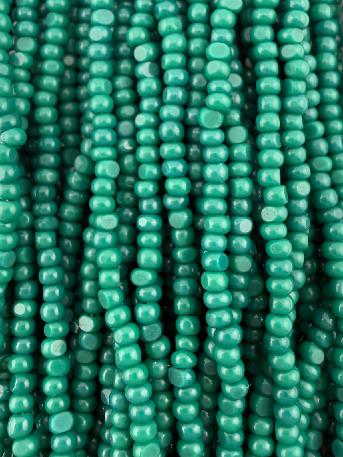 11/0 Sheen Chartlotte 2-Cut 53240 Opaque Dark Leaf Green