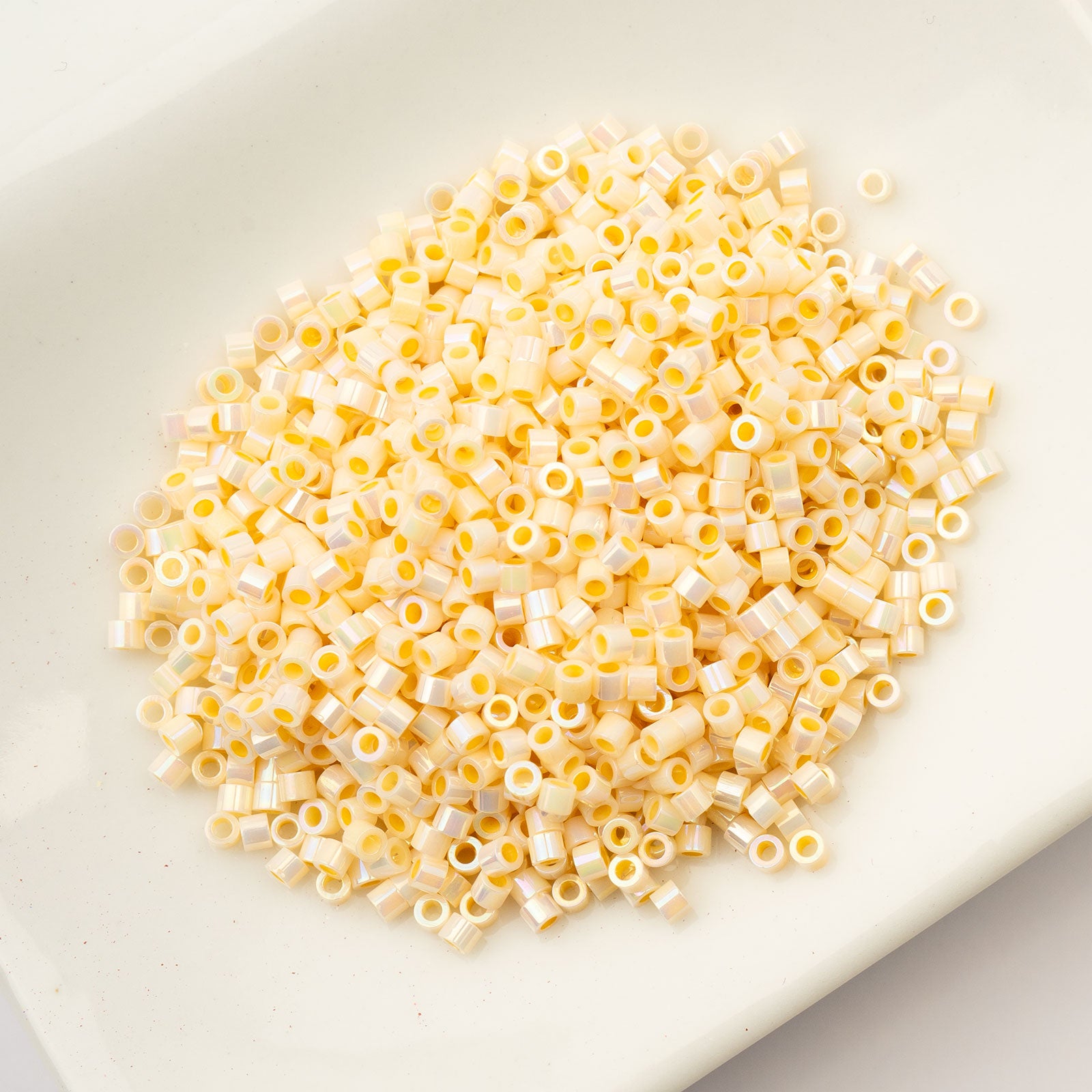 Cylin Bead 11/0 25g Bag Cream AB